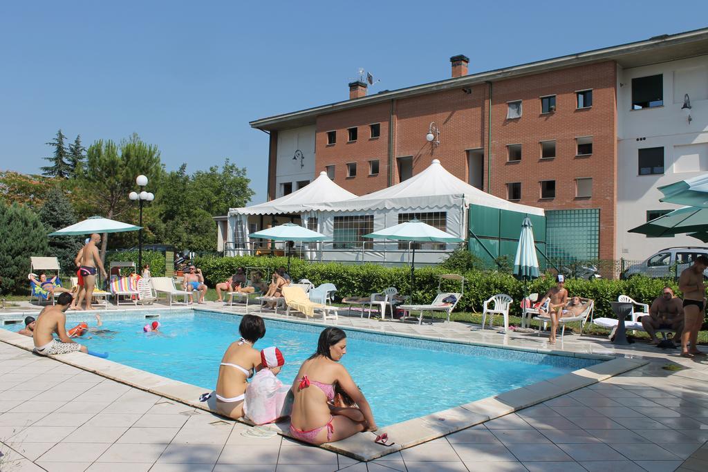 Residence La Piscina Ізола-дель-Ґран-Сассо-д'Італія Екстер'єр фото