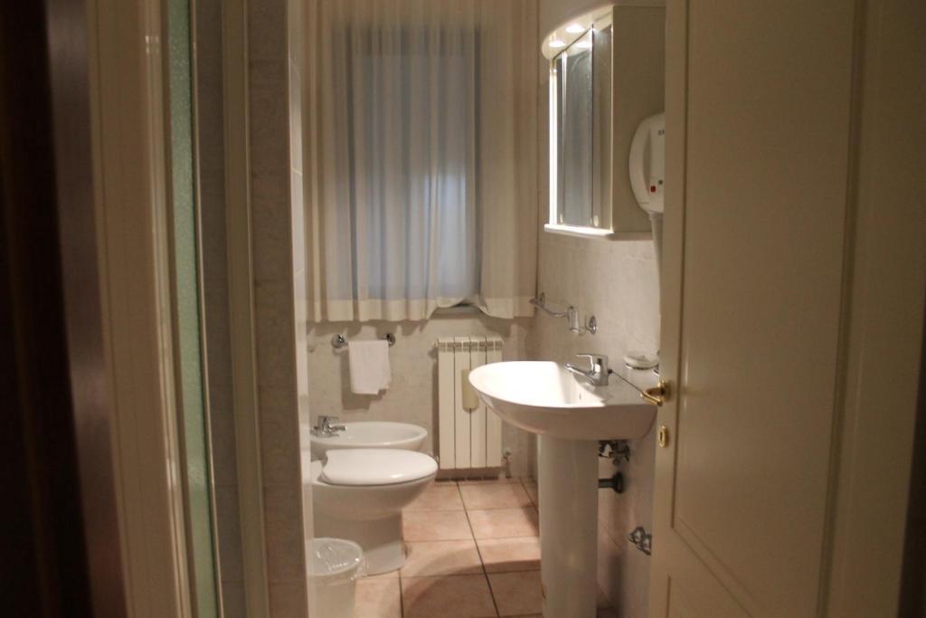 Residence La Piscina Ізола-дель-Ґран-Сассо-д'Італія Номер фото